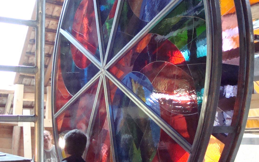 2010 Glasfarbenspiel mit zwei übereinander gelagerten drehbaren Rädern von Walter Loosli für die Stiftung „ Licht-Glas-Wärme-Farbe“ Cudrefin02 in Cudrefin, Schweiz